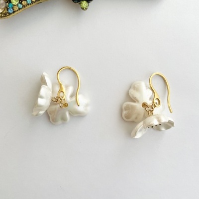 Brincos florais perolados com gancho dourado e laço colorido decorativo