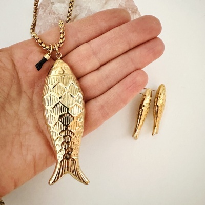 Conjunto de joalharia dourada em forma de peixe com colar e brincos