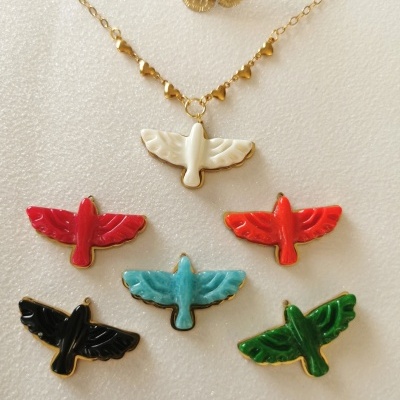 Colares com pendentes em forma de pássaros coloridos em esmalte com bordas douradas