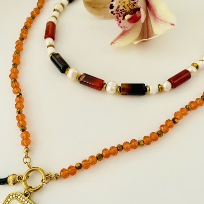 Colares coloridos com pingente dourado e contas em fundo branco