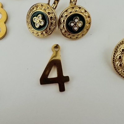 Brincos e pendente dourados com esmalte preto e pendente número 4