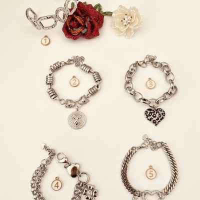 Cinco pulseiras metálicas variadas numeradas de 1 a 5 sobre fundo claro