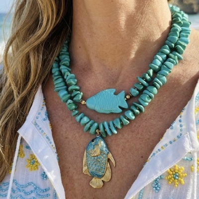 Colar turquesa duplo com pendentes de peixe, camisa branca bordada