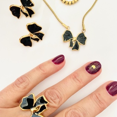 Conjunto de joias laço preto com dourado e unha vinho com sol dourado