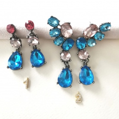 Brincos coloridos com pedras facetadas e números dourados 1 e 2