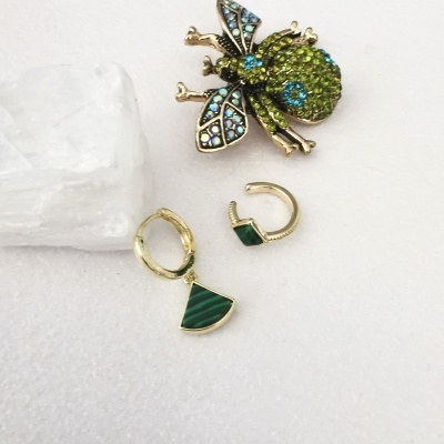 Broche abelha com pedras azuis e verdes, pendente dourado triangular e anel dourado com detalhe verde
