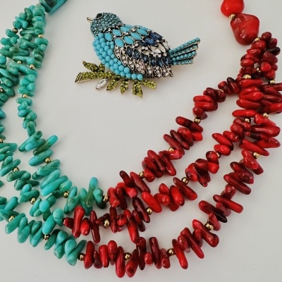 Colar de contas coloridas com broche de pássaro decorado