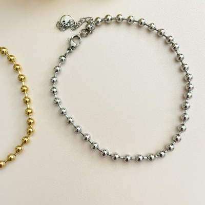 Pulseira de esferas metálicas prateadas com fecho ajustável