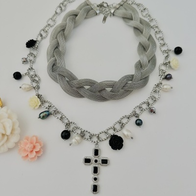 Duas pulseiras prateadas com detalhes em preto e creme