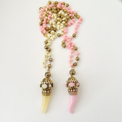 Colares com contas creme, rosa e dourado com pendentes em forma de chifres