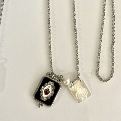 Colar com pendentes decorativos em fundo branco