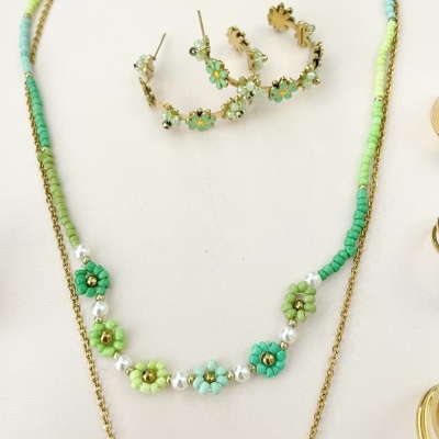 Colar colorido com flores e brincos de argola com flores