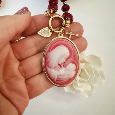 Colar com pingente com relevo de mulher e bebé, contas vermelhas e pendentes em forma de coração e cruz dourados