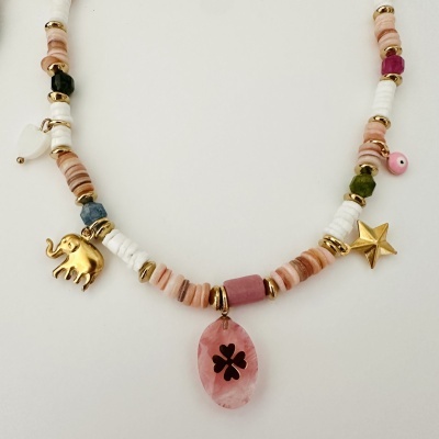 Colar colorido com pendentes diversos sobre fundo branco.