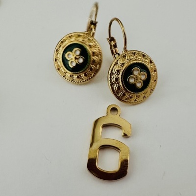 Brincos dourados redondos com detalhes verdes e pendente dourado em forma de letra