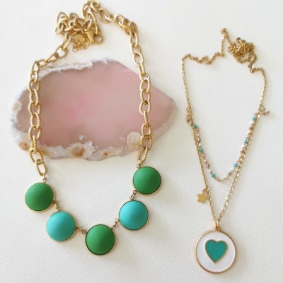 Dois colares dourados com discos coloridos e pendente em formato de coração