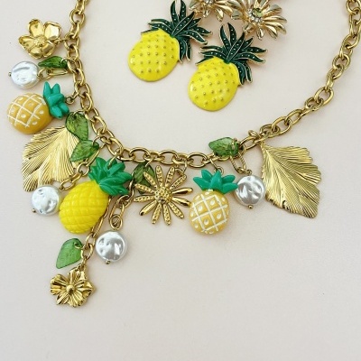 Colar e brincos com pendentes de abacaxi e folhas douradas