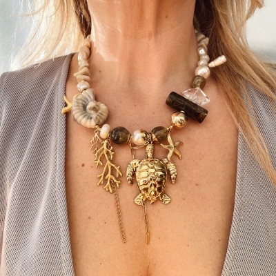 Colar colorido com conchas, pérolas e ornamentos dourados com motivos marinhos