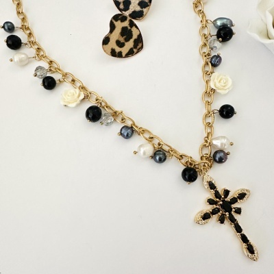 Colar dourado com contas pretas, pérolas e cruz pendente