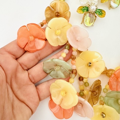 Pulseira com flores coloridas de resina e contas em várias cores