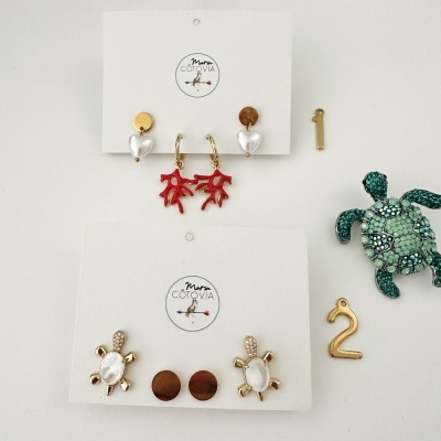 Conjunto de brincos e acessórios decorativos com logótipo Maria COTOVIA