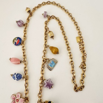 Colar e pulseira dourados com pendentes coloridos de flores, estrela e coração