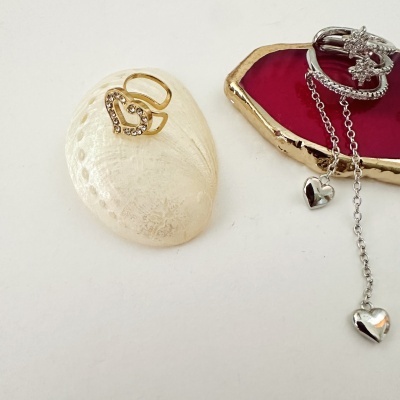 Anel dourado coração com brilhantes e anéis prateados com pendentes de coração