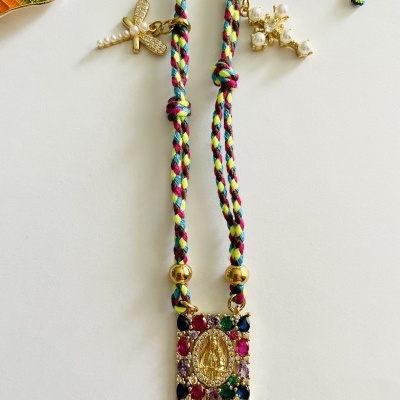 Colar de cordão colorido com pendente dourado religioso e pulseiras com pendentes dourados