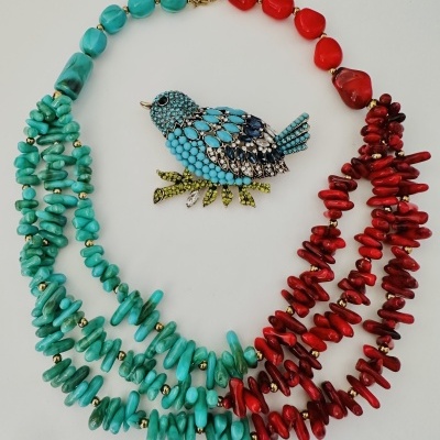 Colar com contas turquesa e vermelho e broche em forma de pássaro azul