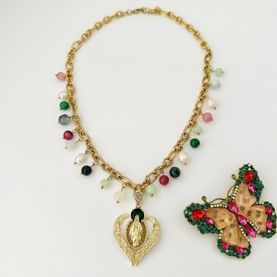 Colar dourado com pendentes coloridos e broche de borboleta colorido