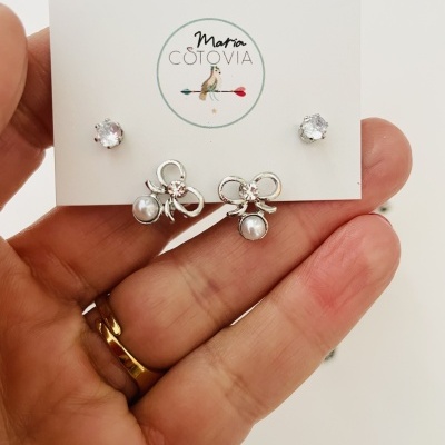 Brincos prata com pedras e pérolas em cartão branco com logotipo Maria Cotovia.