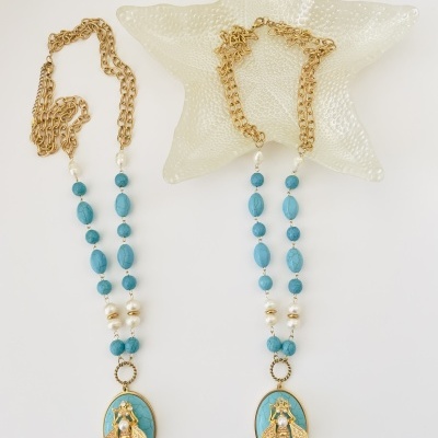 Dois colares com pendentes de abelha dourada sobre fundo branco