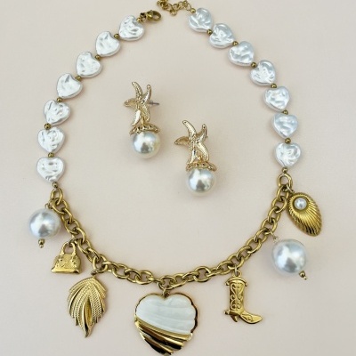 Colar e brincos com pérolas e pendentes dourados
