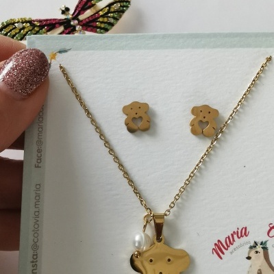 Conjunto de bijuteria dourada ursinho com coraÃ§Ã£o e pendente de pÃ©rola