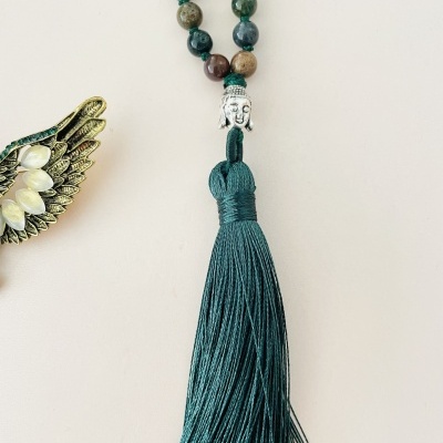 Colar com contas coloridas e pendente de Buda com tassel verde escuro