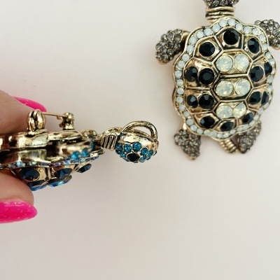 Broches de tartaruga com pedras coloridas e estrutura dourada