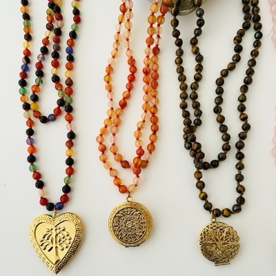 Colares de contas coloridas com pingentes dourados distintos pendurados