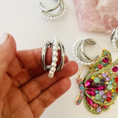 Brincos de argola prateados com pérolas e joia colorida em forma de borboleta