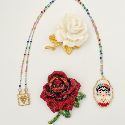 Colar colorido com pendente bordado, broche de flor branca e broche de rosa vermelha bordada