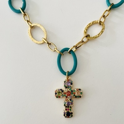 Colar com elos dourados texturados, elos verdes e pendente de cruz com pedras coloridas