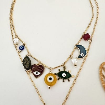 Colar dourado com pendentes coloridos em forma de olhos, coração e lua