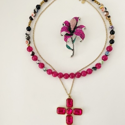 Colar colorido com cruz rosa e broche de flor rosa