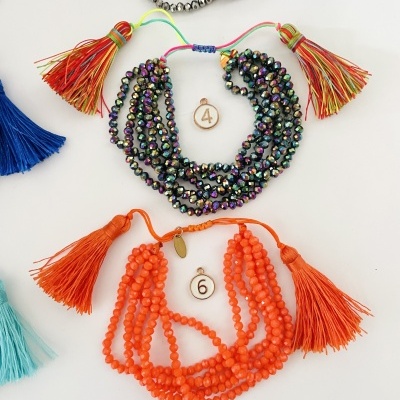 Pulseiras coloridas de contas e franjas em fundo branco