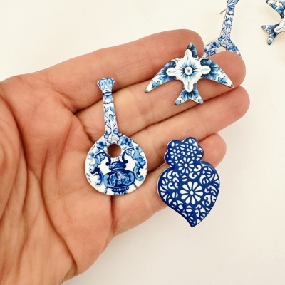 Brincos de cerâmica azul e branco com padrões