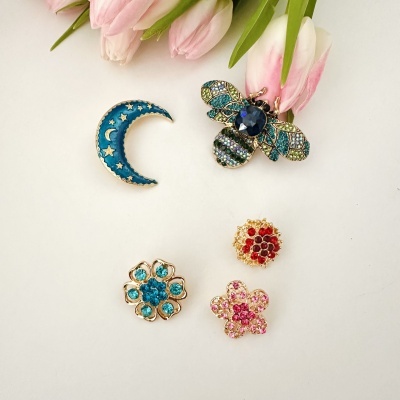 Conjunto de botões decorativos coloridos com tulipas