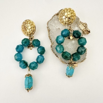 Brincos com base redonda dourada e contas azuis esverdeadas em círculo com pendente gota azul
