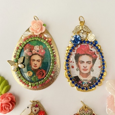 Quatro pendentes decorativos com retratos femininos e molduras coloridas