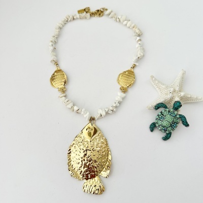 Colar com pendentes de peixe dourado, pedras brancas, tartaruga verde com strass e estrela-do-mar branca