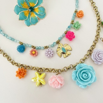 Colares e brincos coloridos com flores e figuras em resina e metal dourado