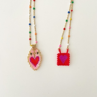 Dois colares de contas coloridas com pingentes diferentes em fundo branco